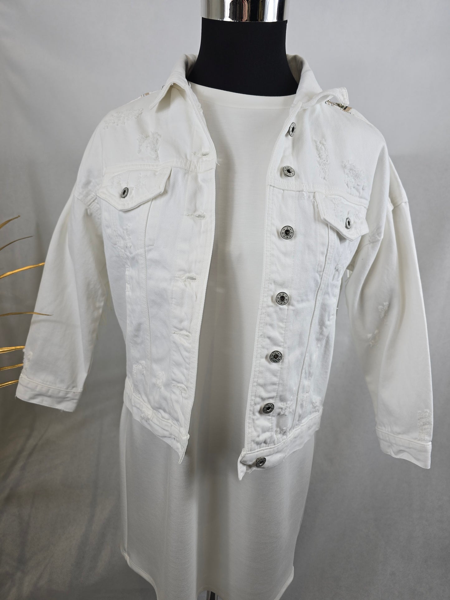 Veste en jeans unique avec motifs spéciaux, froufrous et broderie