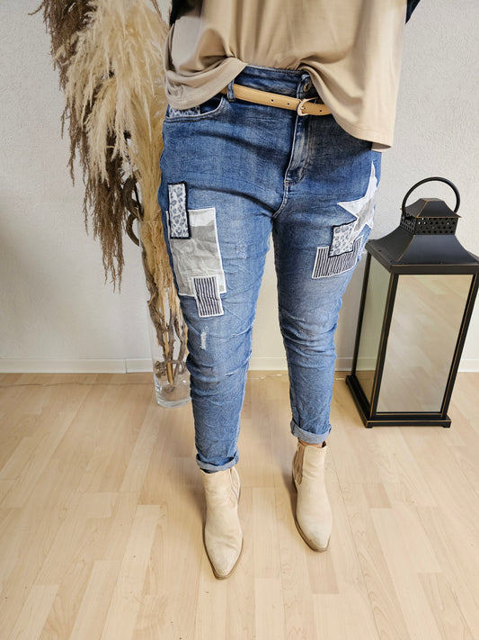 Jeans bleu très stretch avec motifs