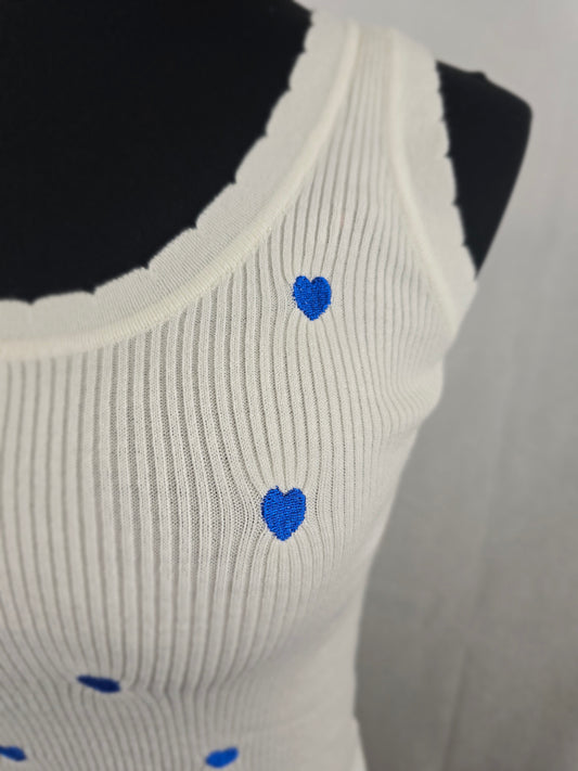 Top blanc avec cœurs