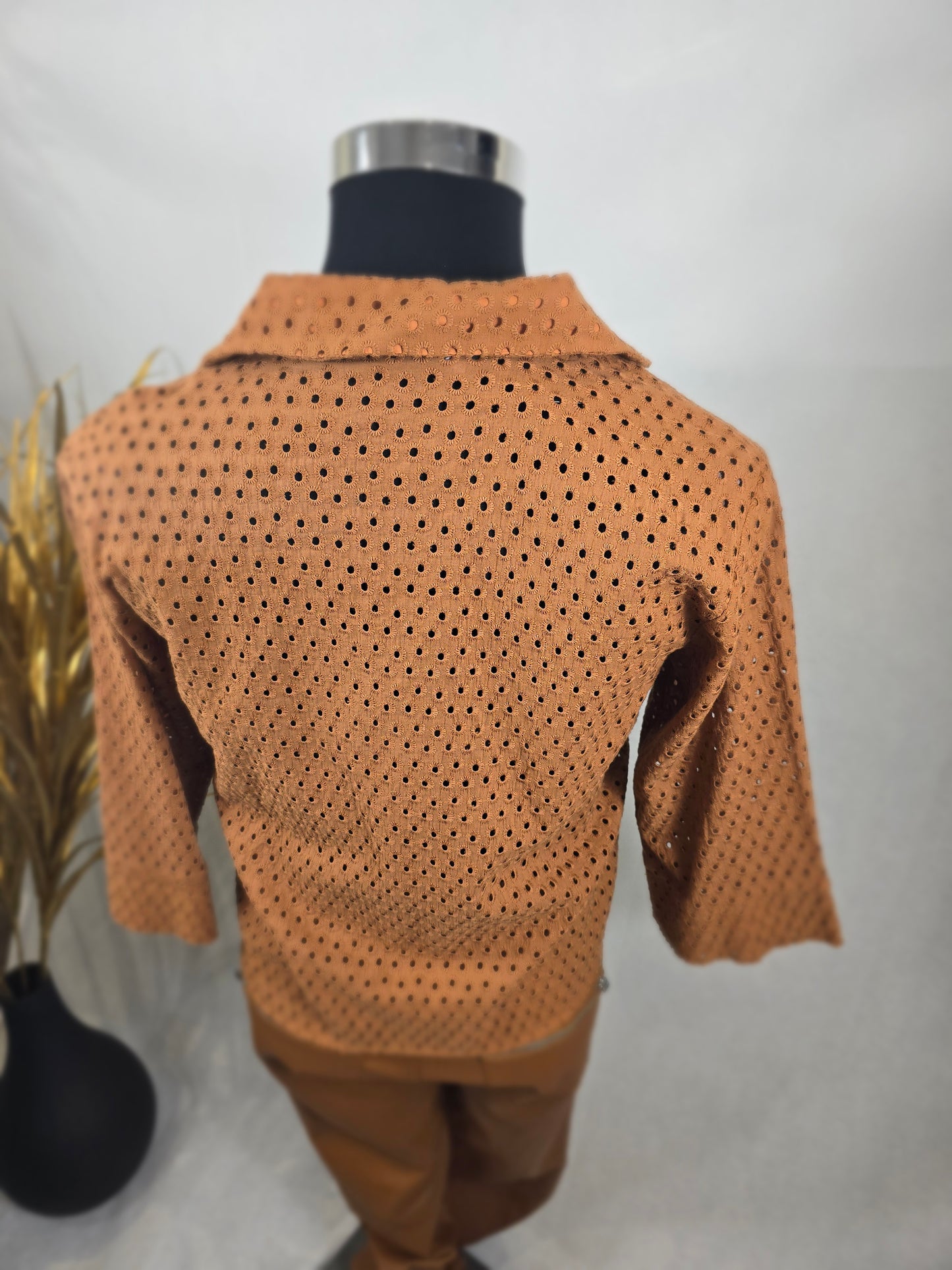 Blouse avec col et détails à trous