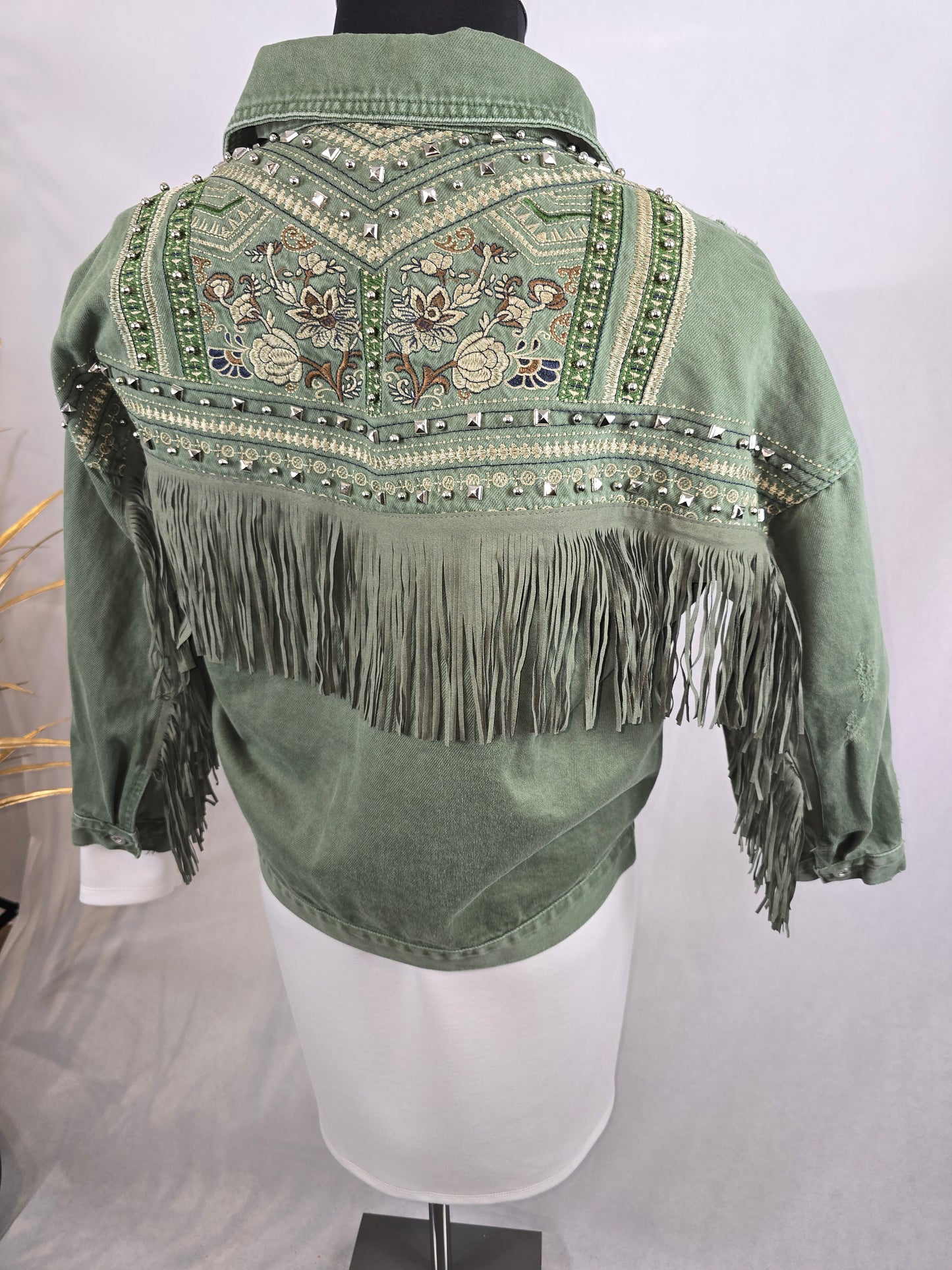 Veste en jeans unique avec motifs spéciaux, froufrous et broderie