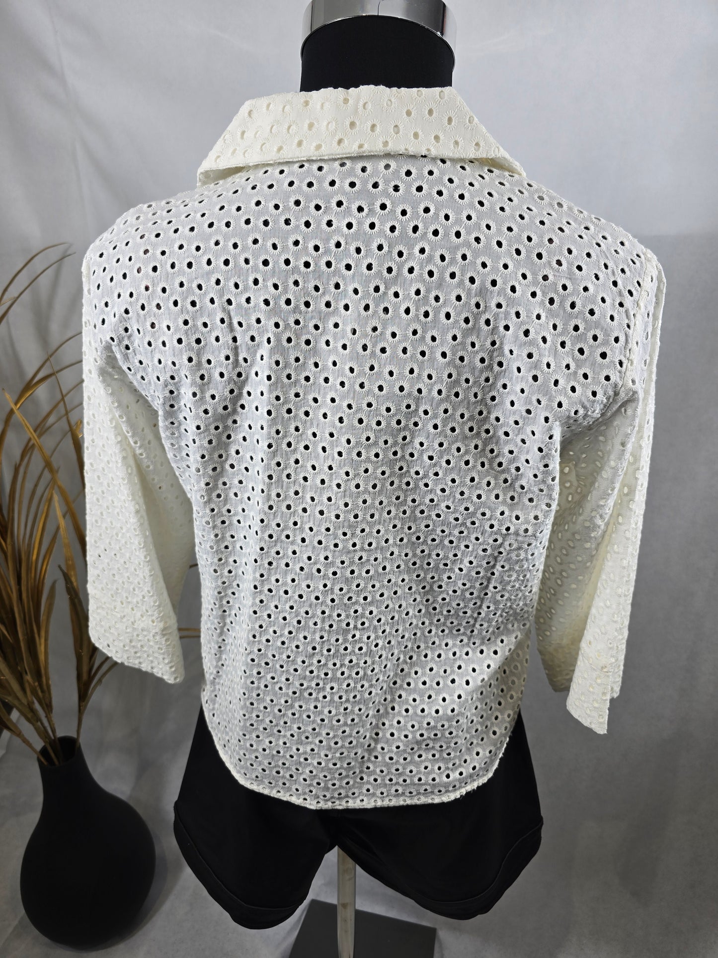 Blouse avec col et détails à trous