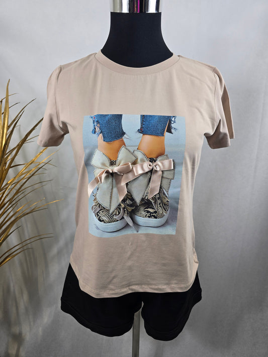 T-shirt avec dessin de baskets, nœuds et strass
