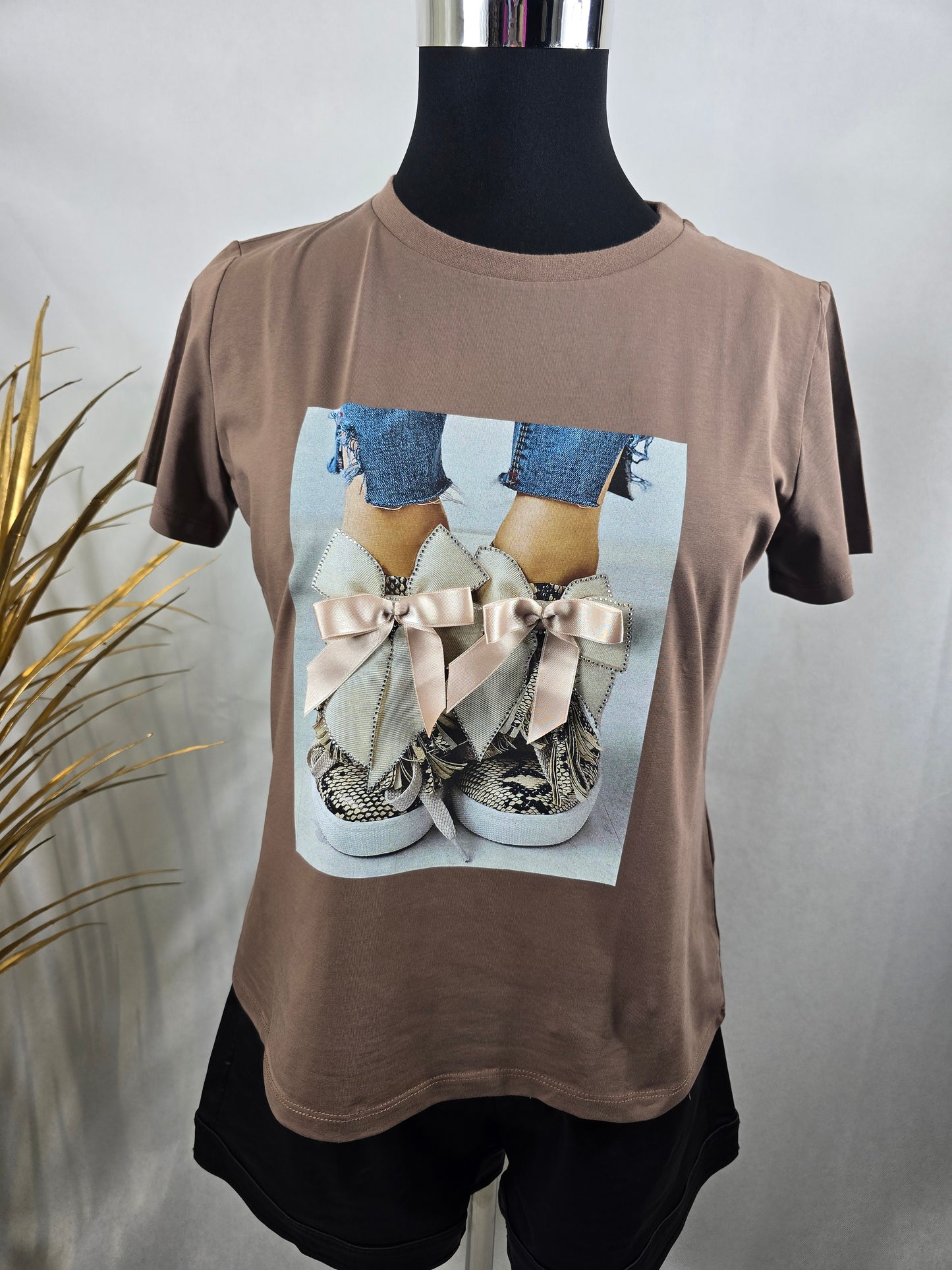 T-shirt avec dessin de baskets, nœuds et strass