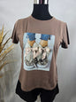 T-shirt avec dessin de baskets, nœuds et strass