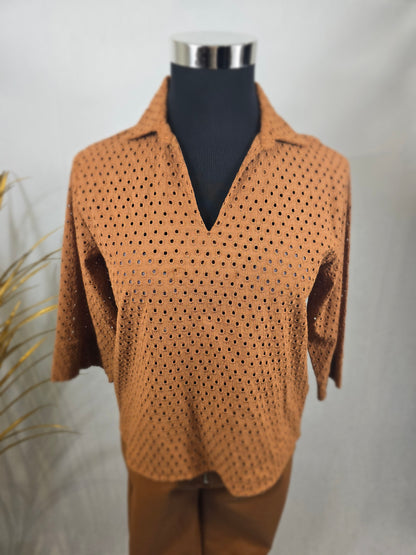 Blouse avec col et détails à trous