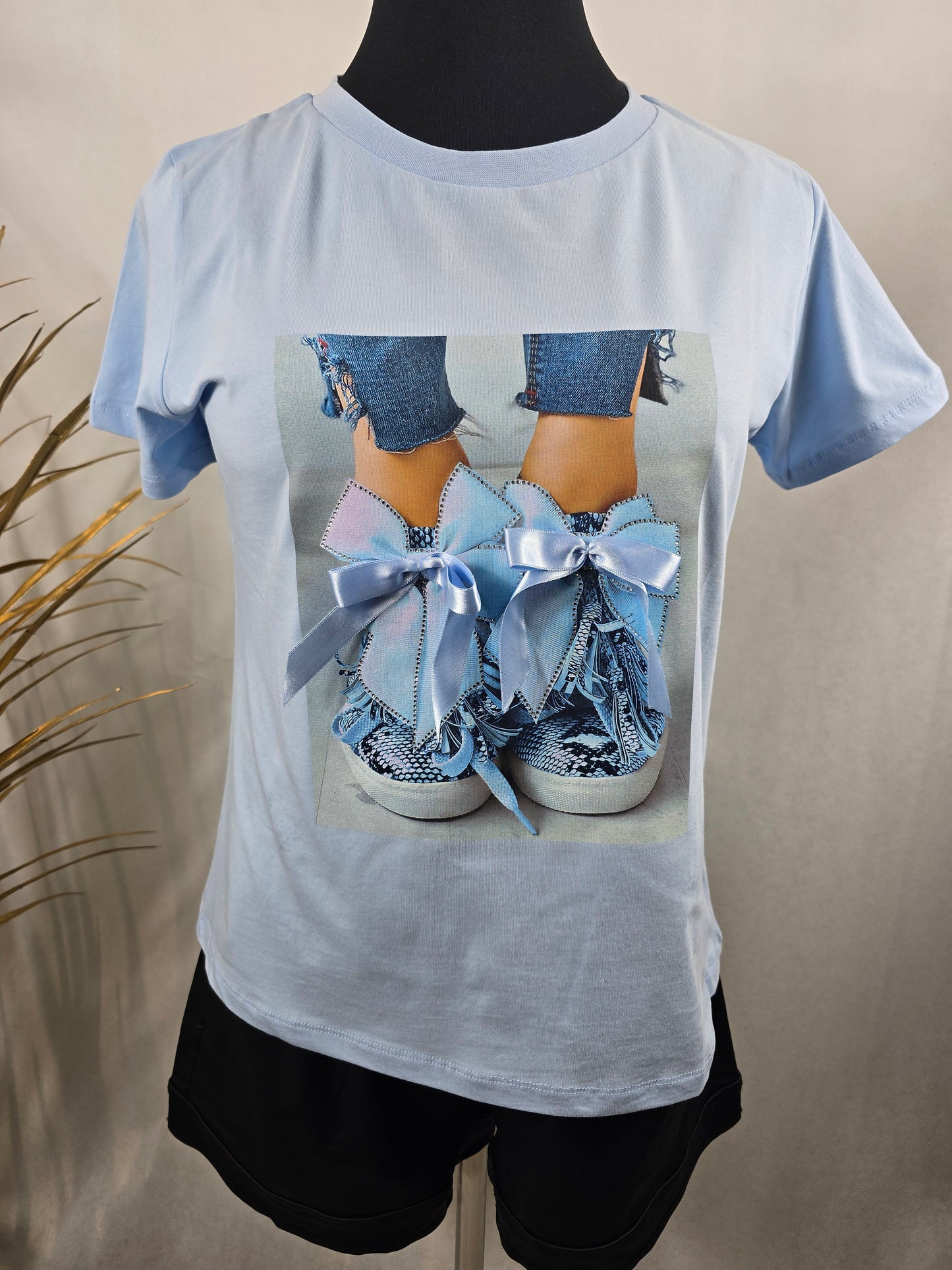 T-shirt avec dessin de baskets, nœuds et strass