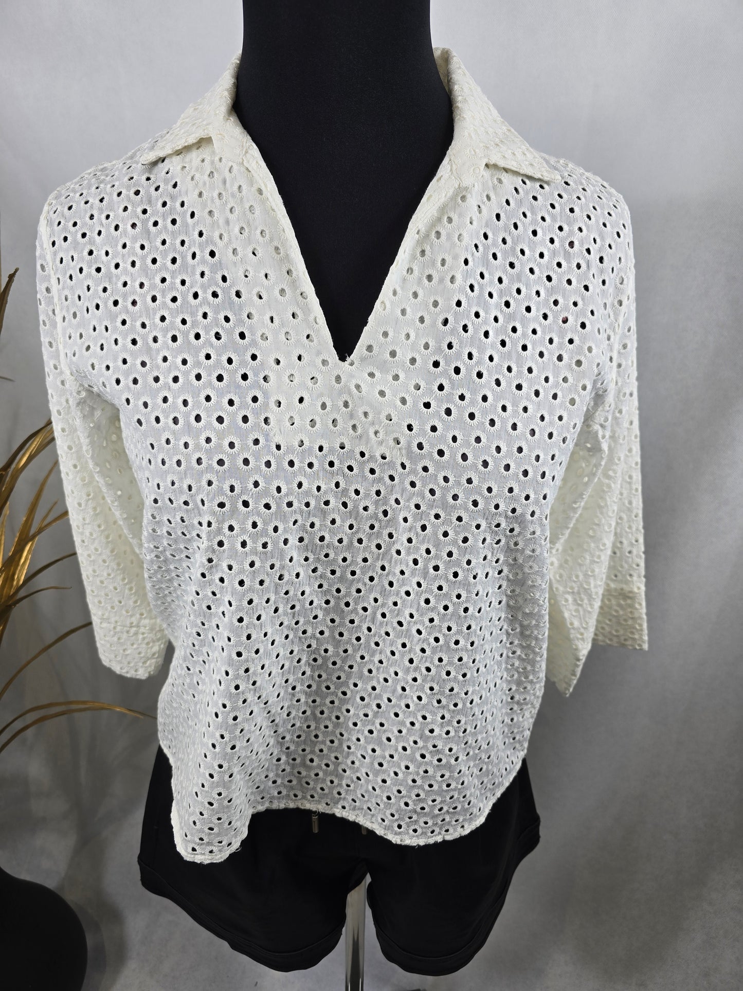 Blouse avec col et détails à trous