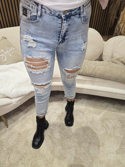 Jeans bleu ciel à trou