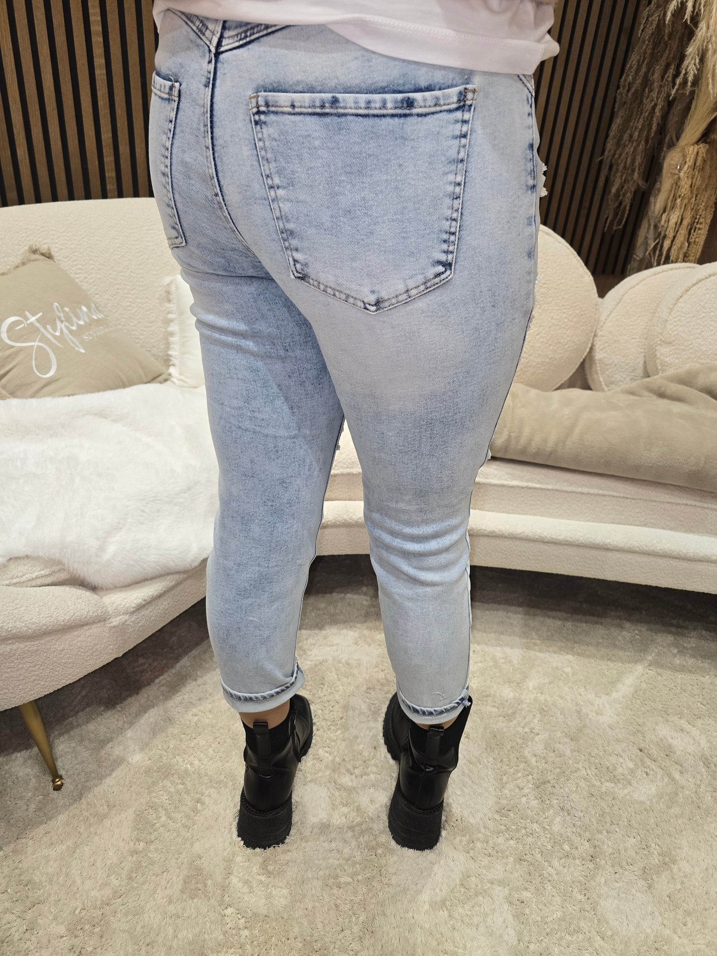 Jeans bleu ciel à trou