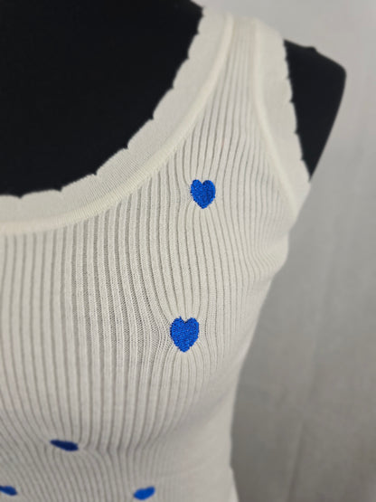 Top blanc avec cœurs
