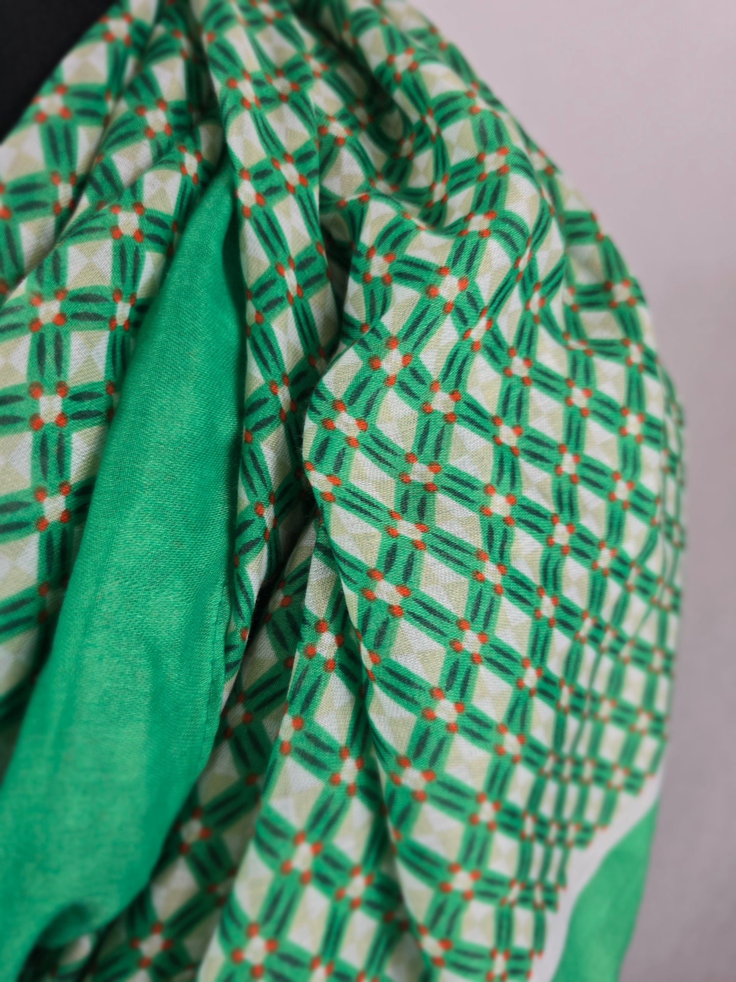 Foulard vert et beige