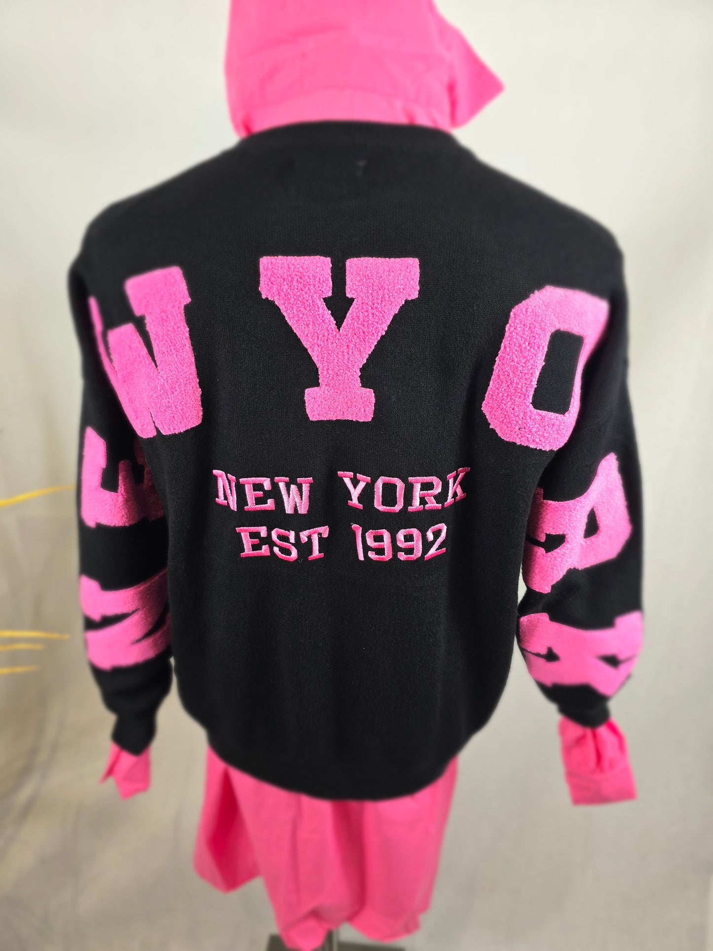 Pull "NEW YORK" noir avec écriture rose