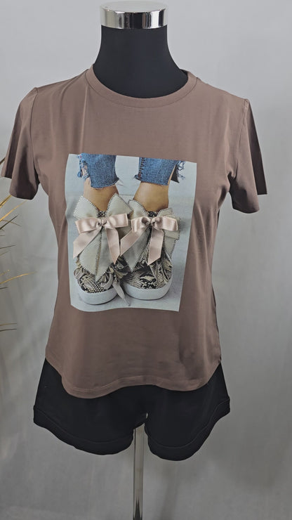 T-shirt avec dessin de baskets, nœuds et strass