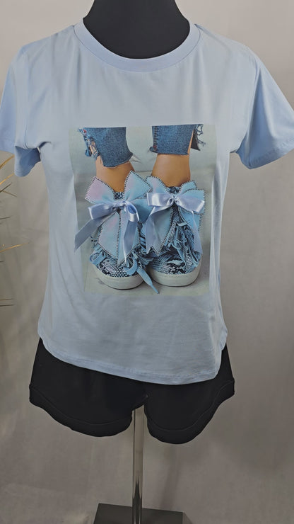 T-shirt avec dessin de baskets, nœuds et strass