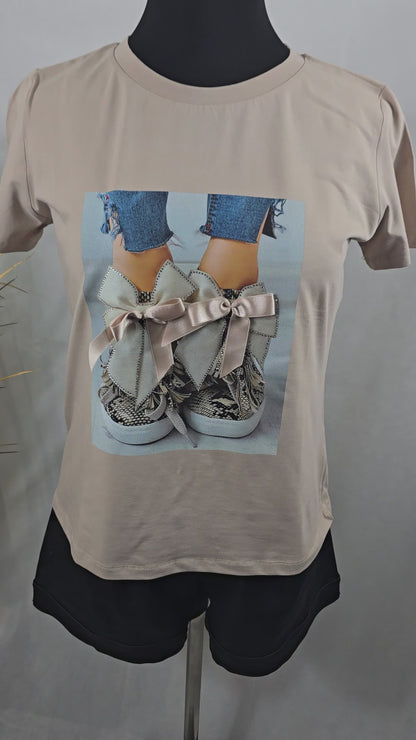 T-shirt avec dessin de baskets, nœuds et strass
